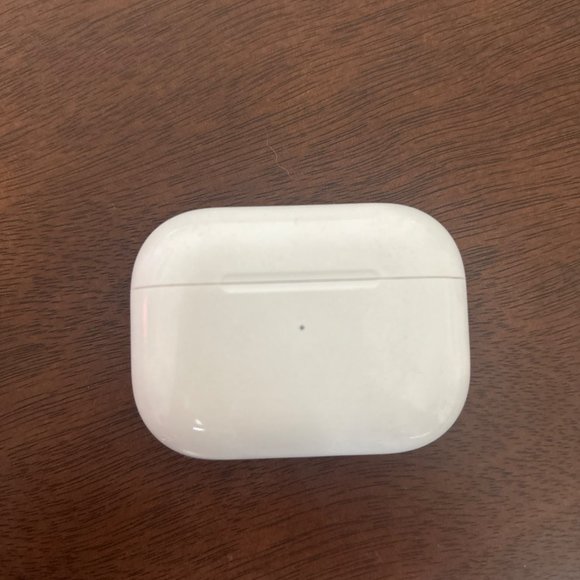 USED Apple Airpods 3rd generation charging CASE ONLY - Picture 1 of 3